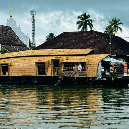 Отель Marvel Cruise Alappuzha Экстерьер фото
