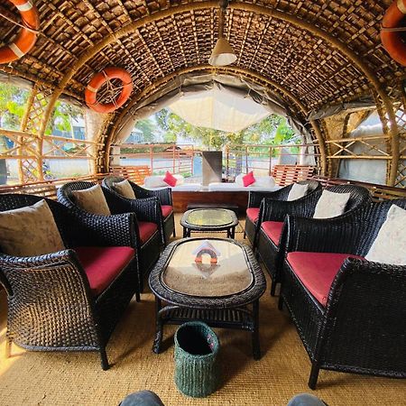 Отель Marvel Cruise Alappuzha Экстерьер фото