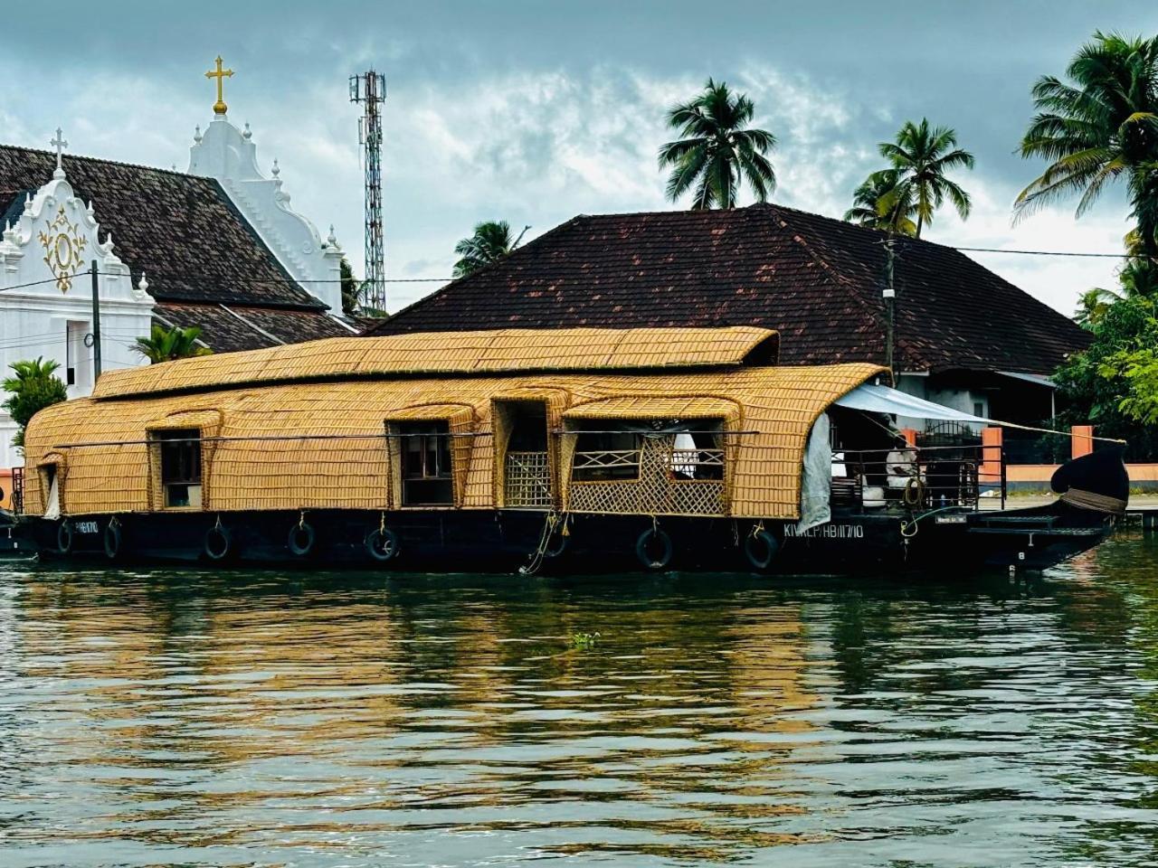 Отель Marvel Cruise Alappuzha Экстерьер фото