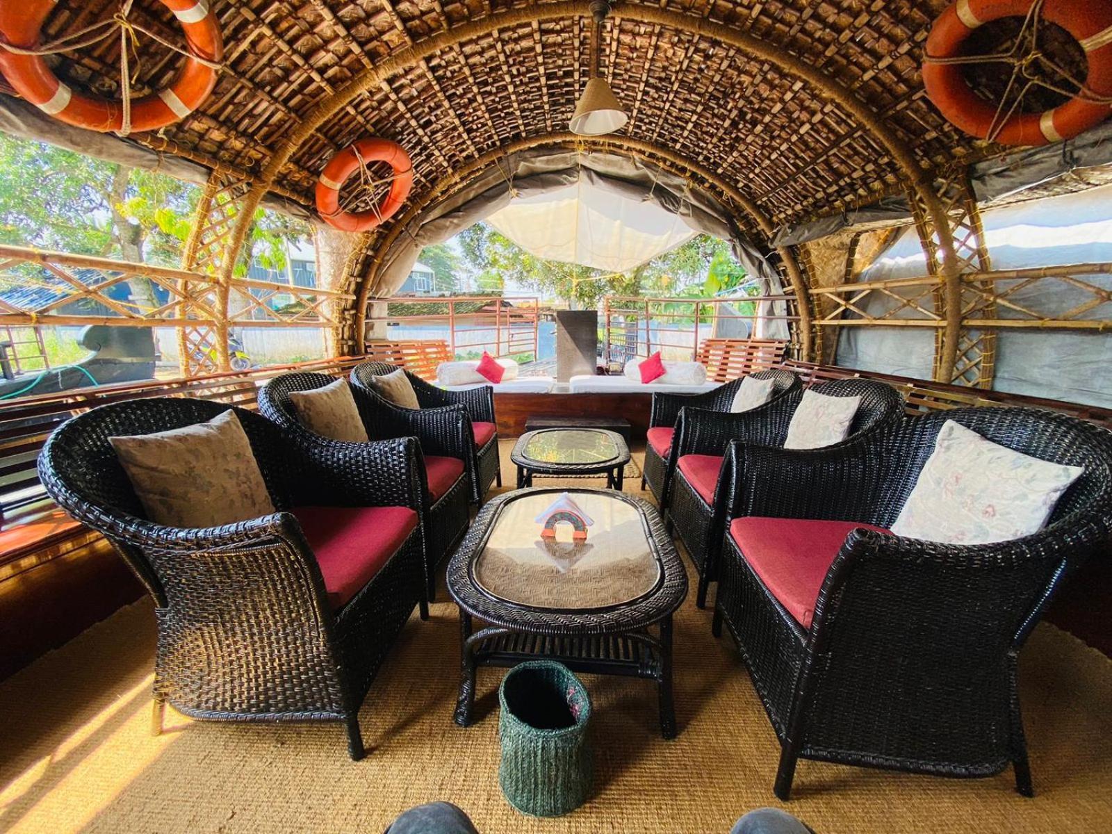 Отель Marvel Cruise Alappuzha Экстерьер фото