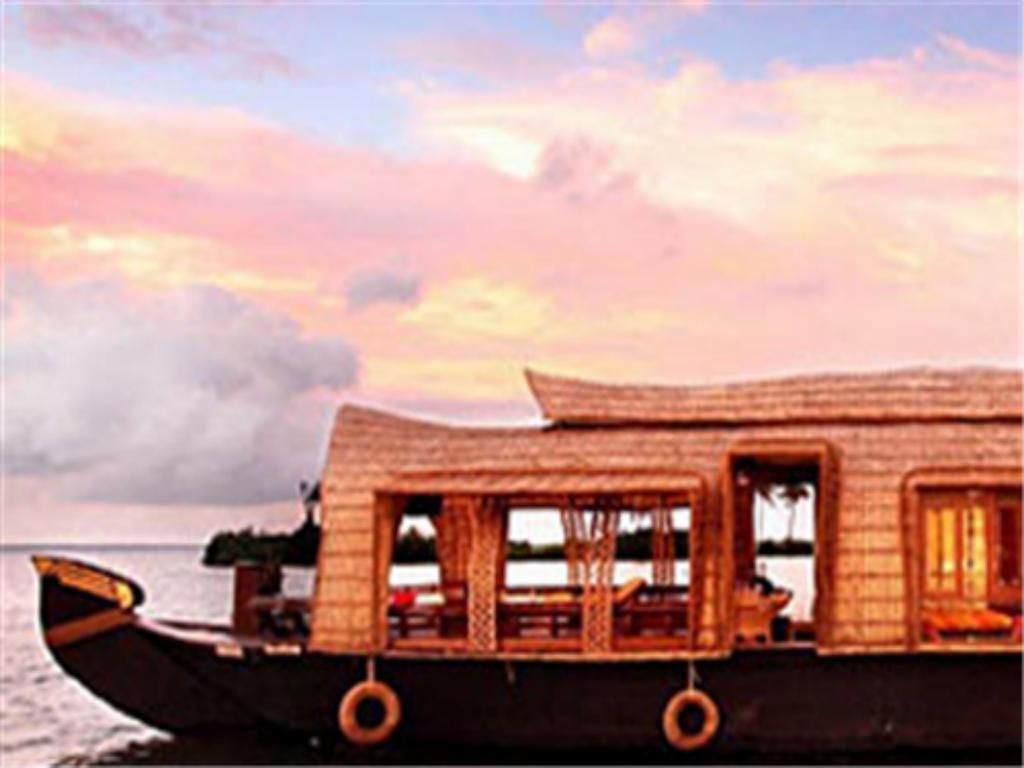 Отель Marvel Cruise Alappuzha Экстерьер фото