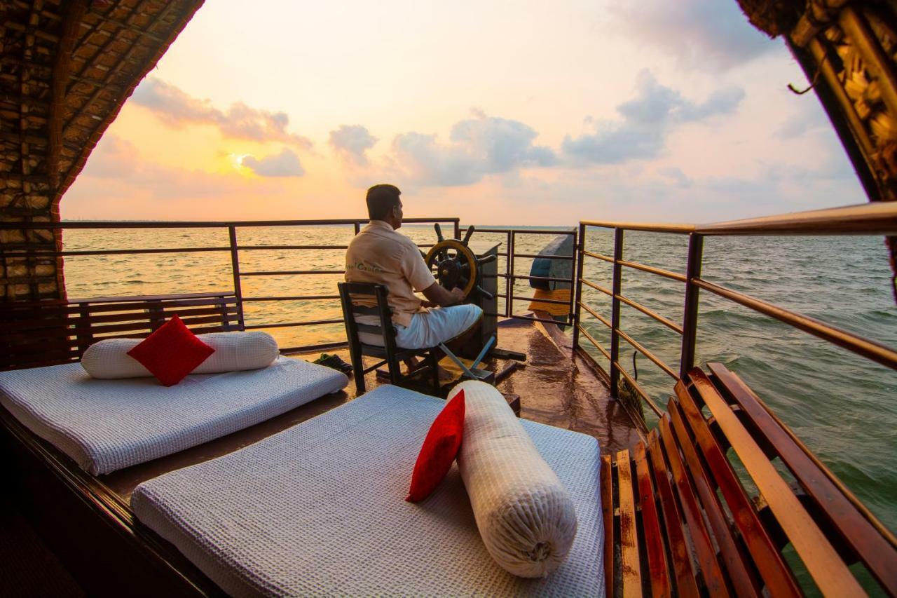 Отель Marvel Cruise Alappuzha Экстерьер фото