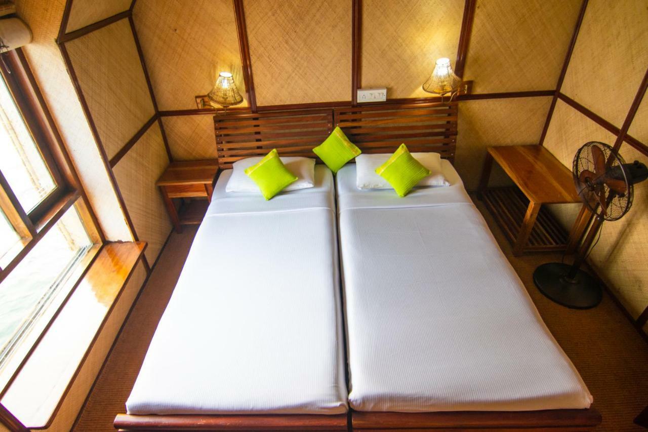 Отель Marvel Cruise Alappuzha Экстерьер фото