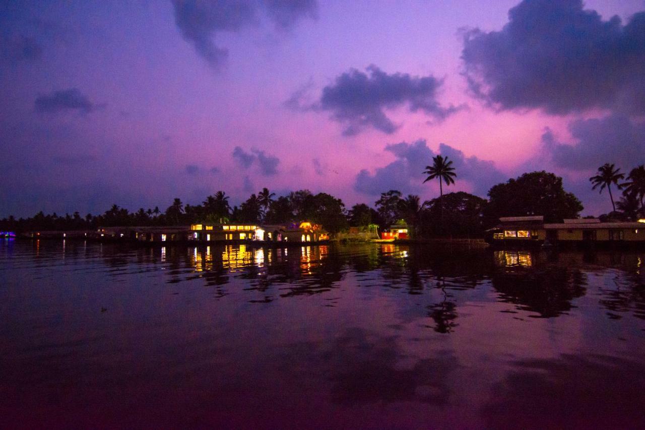 Отель Marvel Cruise Alappuzha Экстерьер фото