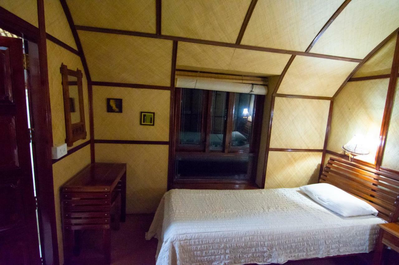 Отель Marvel Cruise Alappuzha Экстерьер фото