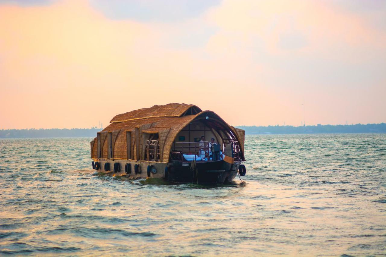 Отель Marvel Cruise Alappuzha Экстерьер фото