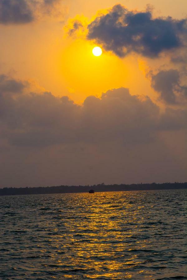 Отель Marvel Cruise Alappuzha Экстерьер фото