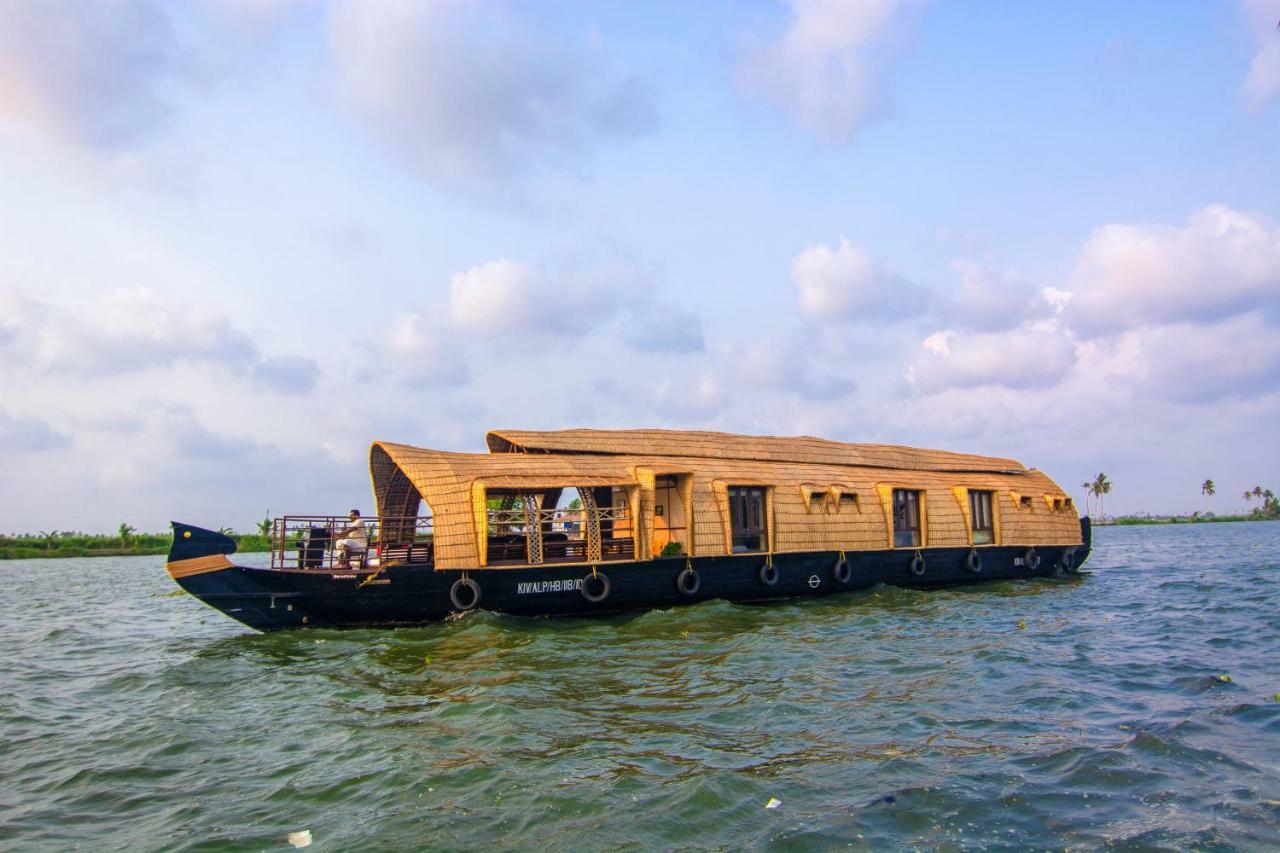 Отель Marvel Cruise Alappuzha Экстерьер фото