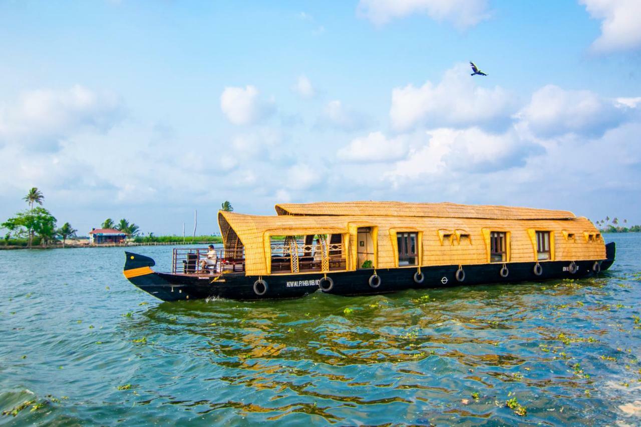 Отель Marvel Cruise Alappuzha Экстерьер фото
