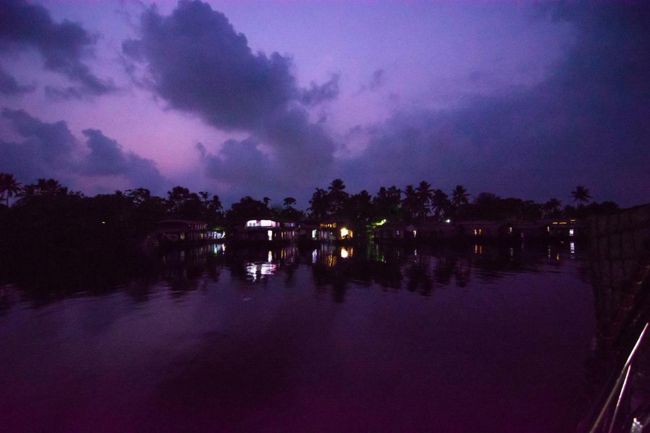 Отель Marvel Cruise Alappuzha Экстерьер фото