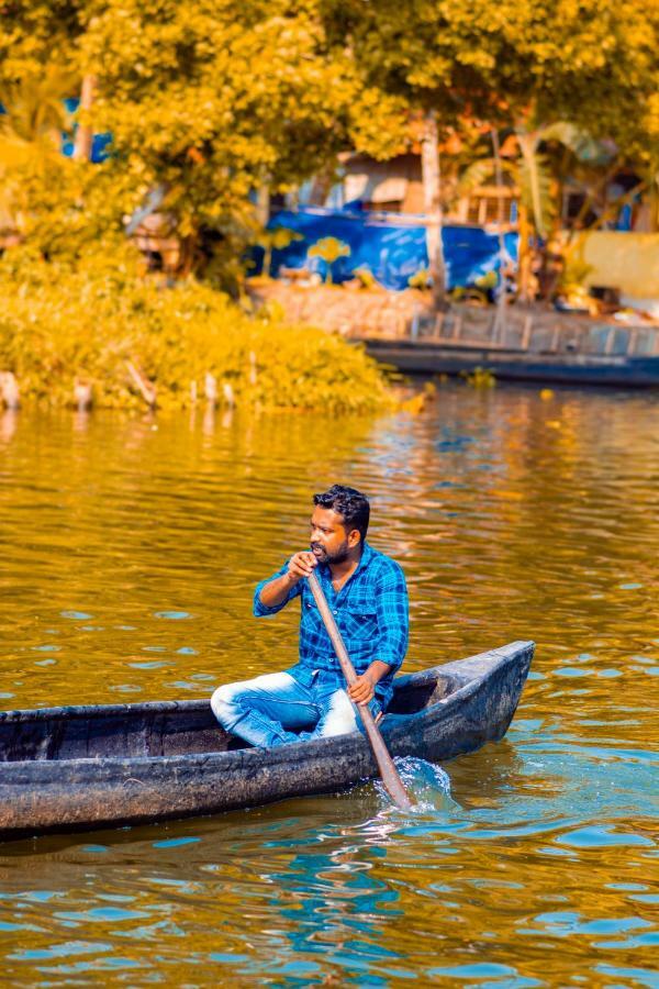 Отель Marvel Cruise Alappuzha Экстерьер фото