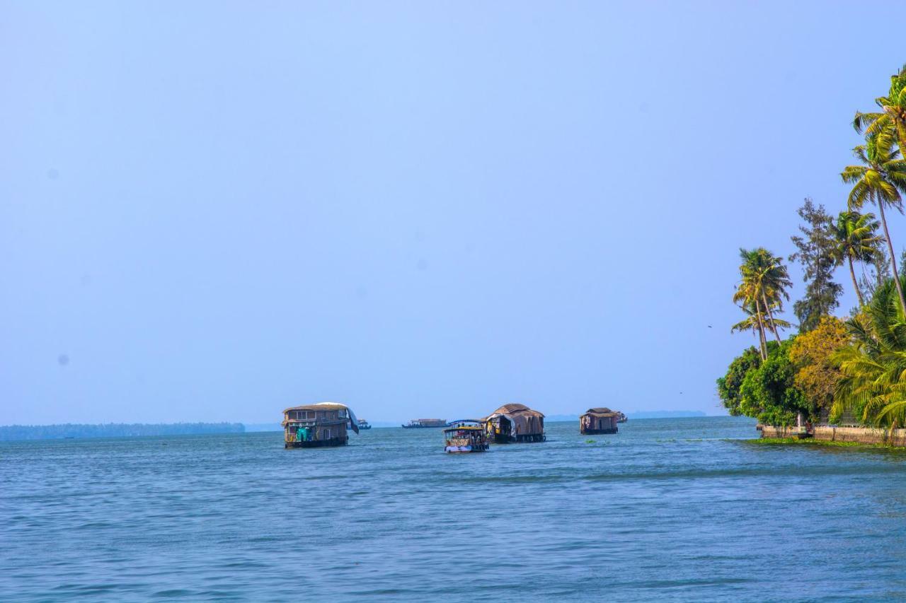 Отель Marvel Cruise Alappuzha Экстерьер фото