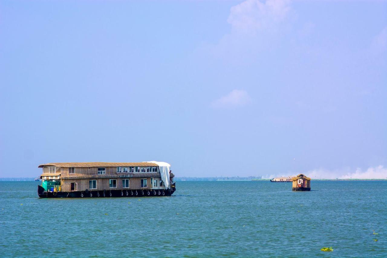 Отель Marvel Cruise Alappuzha Экстерьер фото