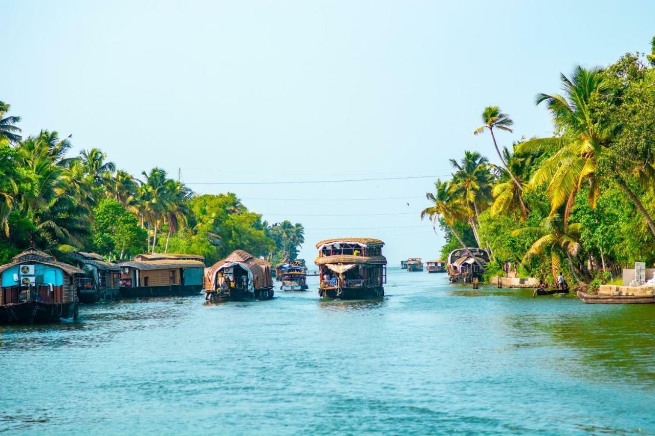 Отель Marvel Cruise Alappuzha Экстерьер фото