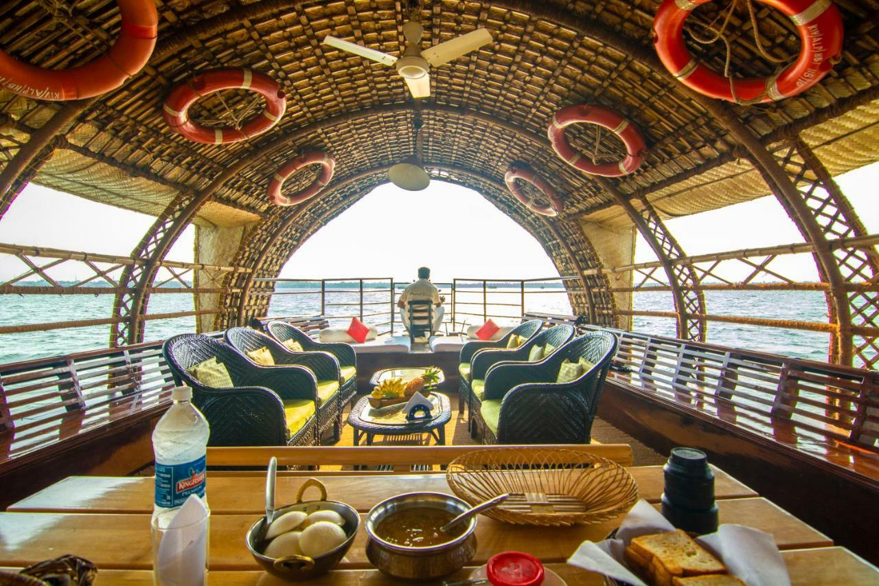 Отель Marvel Cruise Alappuzha Экстерьер фото
