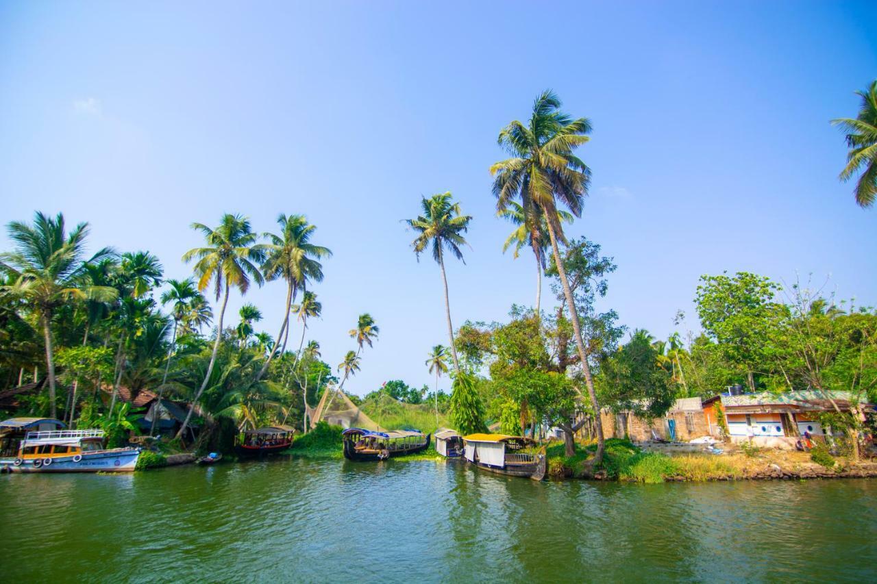 Отель Marvel Cruise Alappuzha Экстерьер фото