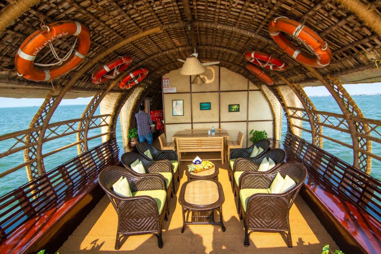 Отель Marvel Cruise Alappuzha Экстерьер фото