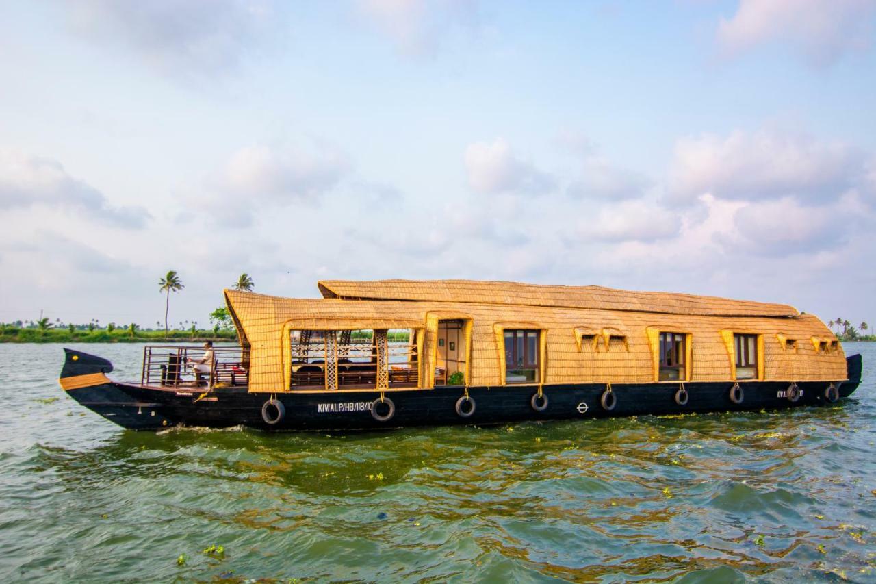 Отель Marvel Cruise Alappuzha Экстерьер фото
