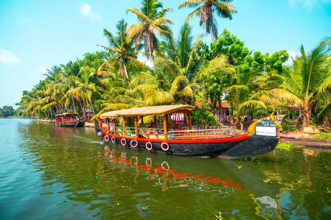 Отель Marvel Cruise Alappuzha Экстерьер фото