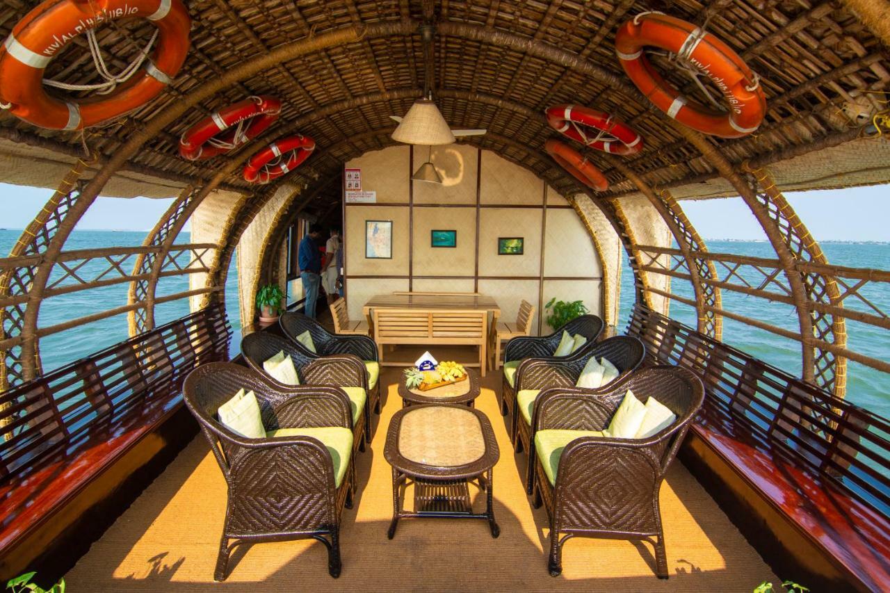 Отель Marvel Cruise Alappuzha Экстерьер фото